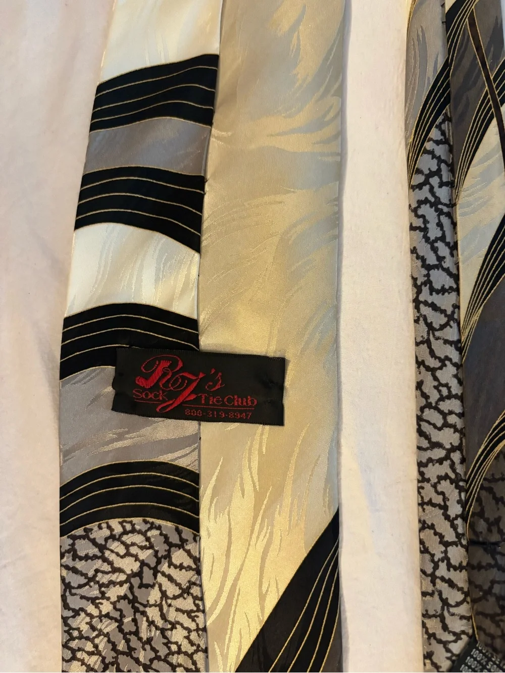 Silk Wave-Pattern Men's Tie in Ivory and Black